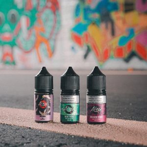 ZAP AISU 煙油三款口味瓶身合照，背景為街頭彩繪牆面 （內含：Pink Guava 粉紅番石榴、Aloe Vera 蘆薈冰、Dragon Fruit 火龍果）